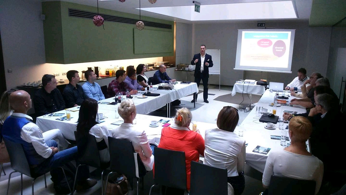 Palánkai Gábor workshopot tart kisebb csoportnak